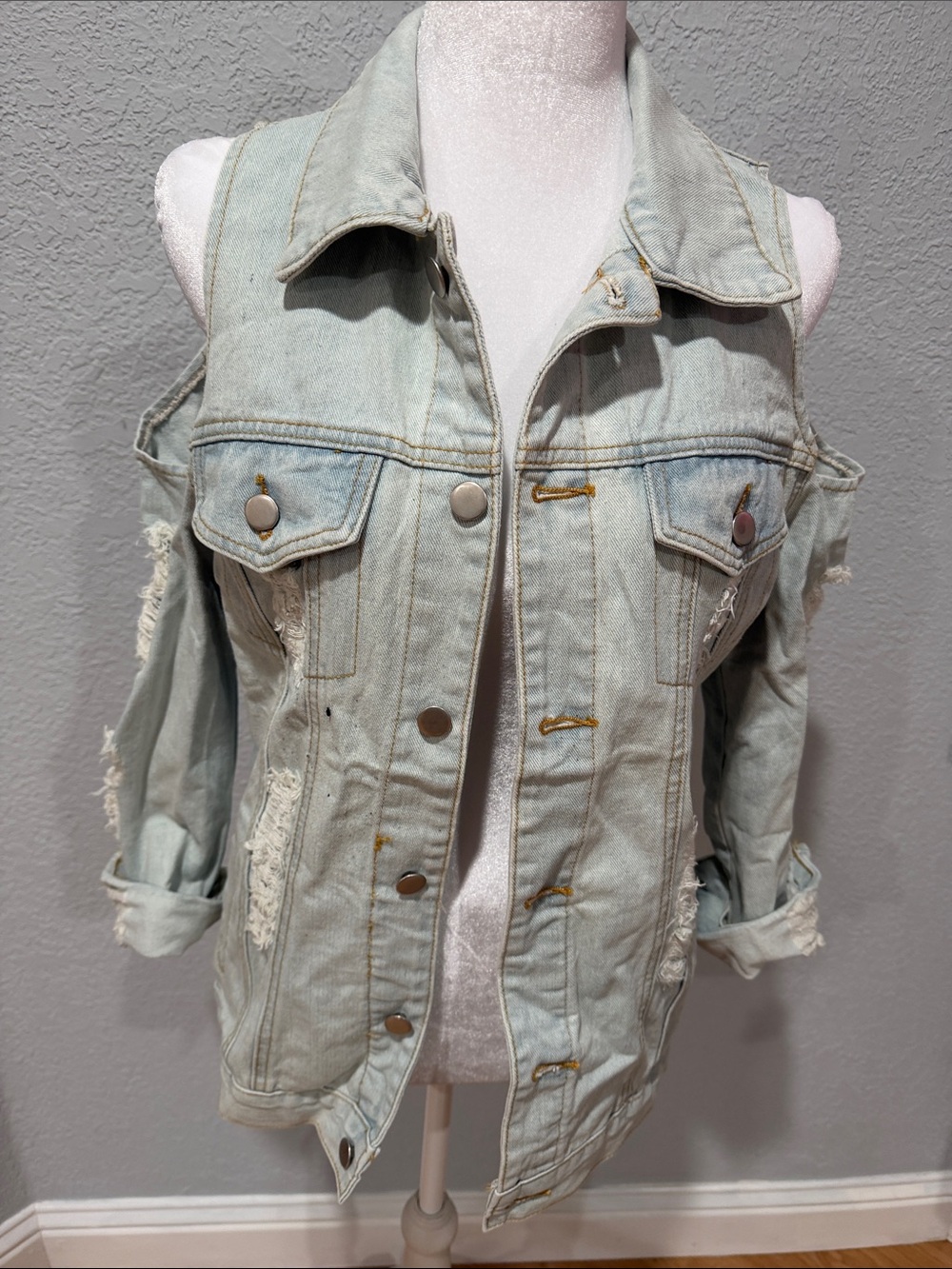 Women’s Light Wash Cold-Shoulder Distressed Denim Jacket